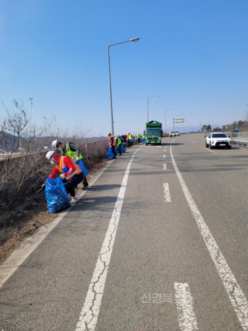 8 [사진] 영천시, 도로변 쓰레기 적체구간 합동 환경정비 실시 (1).jpg