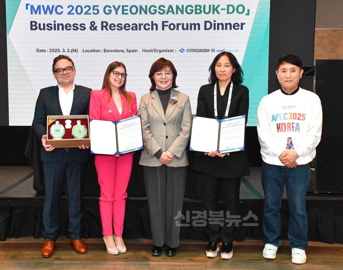 [크기변환]3._MWC_참가기업_현지_계약식_1.jpg