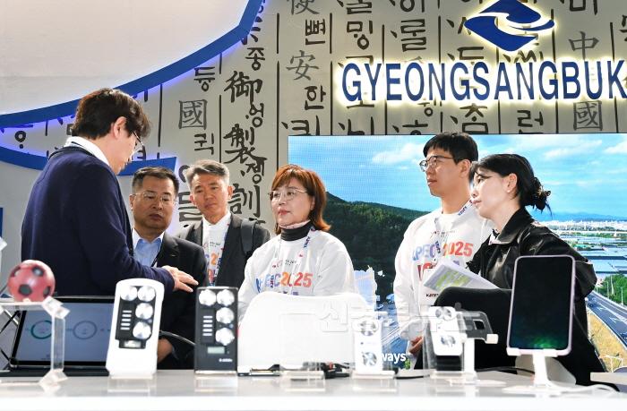 [크기변환]3._MWC_경북기업관_참관1.jpg