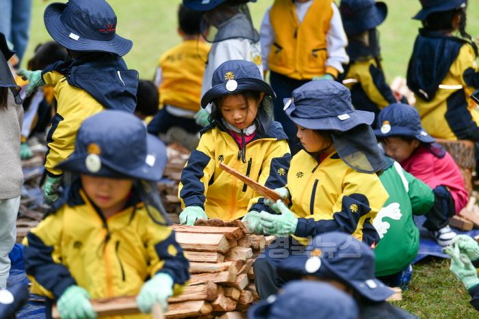 [크기변환]영주-1-2 (참고사진)아이들이 장작을 활용한 놀이활동을 하고 있다(너랑나랑 유아숲체험원).jpg