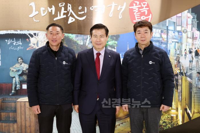 [크기변환]대구 중구, 자동차전문정비사업 협력 강화(왼쪽부터 차례대로 조현철 전임회장, 류규하 중구청장, 정형우 신임회장).JPG