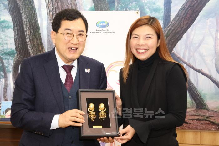 [크기변환]2_주낙영 경주시장 홍콩경제무역대표부 대표 접견_01.jpg