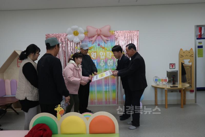 옥산초-공성면지역사회보장협의회 장학금 수여2.JPG