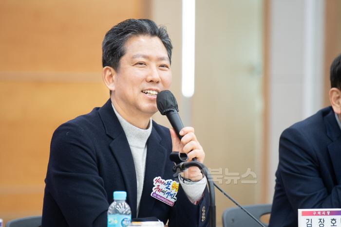 [크기변환](총무과)'쫑긋' 듣고 '척척' 해결! 구미시장  소통 행보 활발(송정동 간담회 구미시장)3.jpg