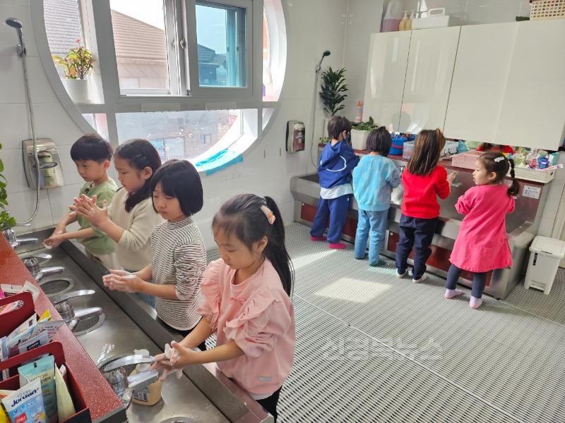 [새벗유] 2025학년도 감염병 예방 교육 실시 (2).jpg