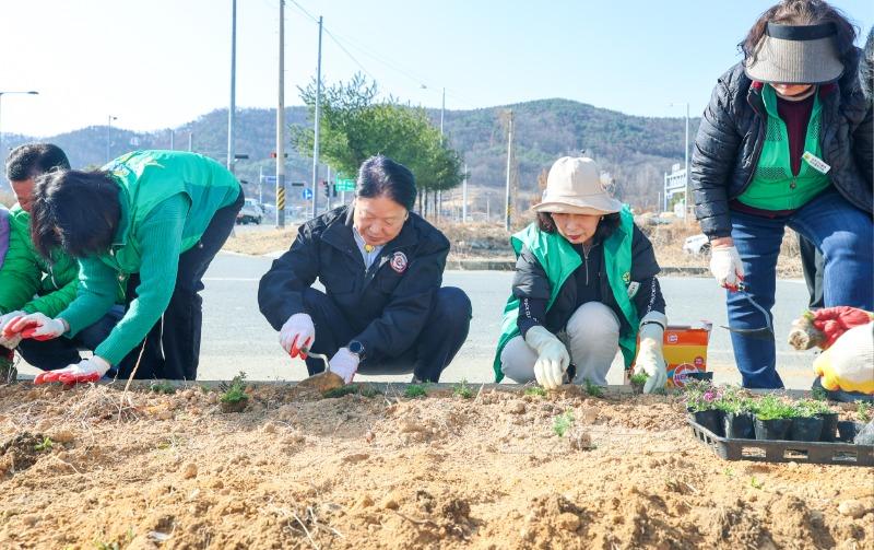 성주군사진(수륜면  새마을지도자회 아름다운 꽃밭 조성)-2.jpg