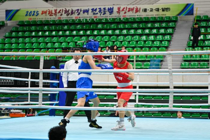 [크기변환]영주-1-3 대한복싱협회장배 전국종별 복싱대회 고등부 경기가 진행중이다.jpg