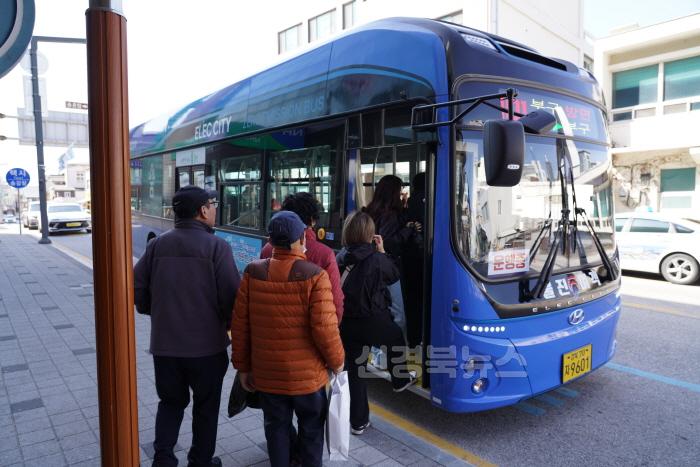 [크기변환]농어촌버스 무료 시행 버스 탑승1.JPG