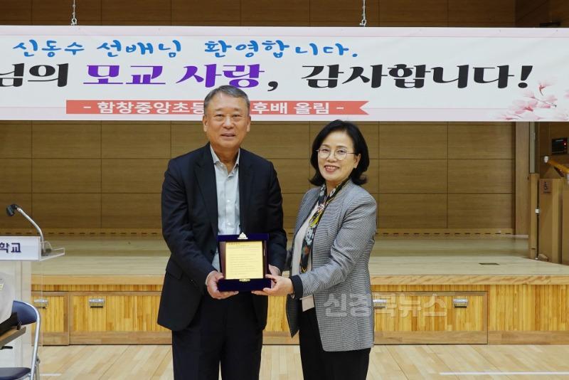 함창중앙초_신입생 및 전입생 장학금 전달 (2).JPG