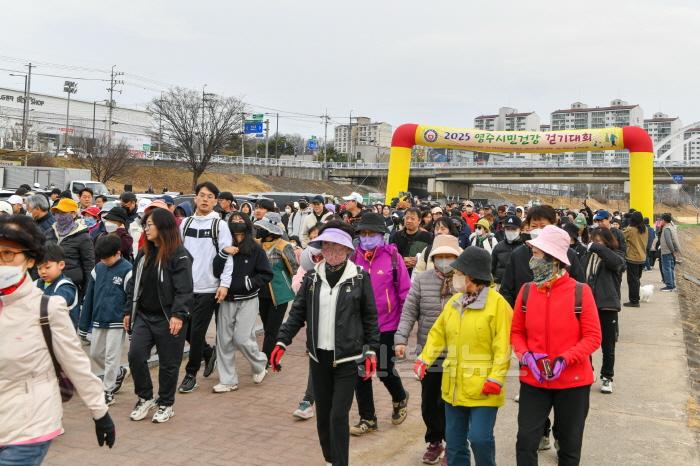 [크기변환]영주-1-4 2025 영주시민건강 걷기대회 출발 모습.jpg