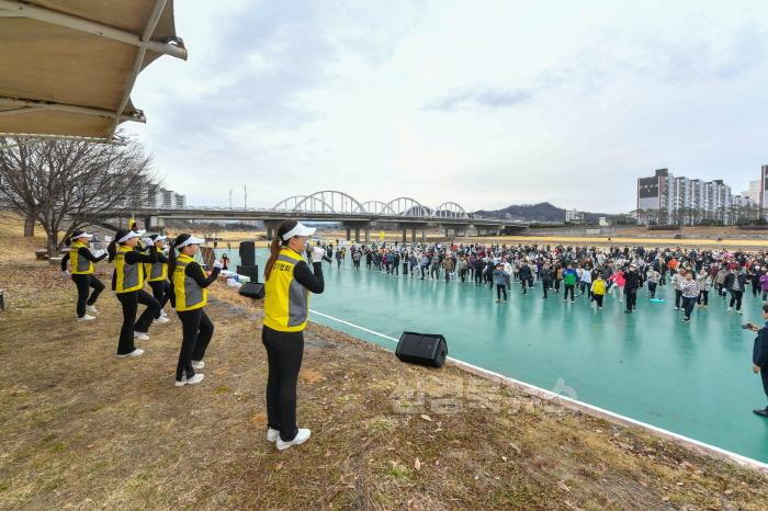 [크기변환]영주-1-2 걷기대회 전 가벼운 체조로 참가자들이 몸을 풀고 있다.jpg