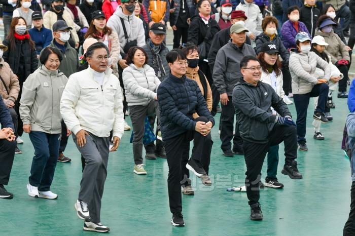 [크기변환]영주-1-3 이재훈 영주시장 권한대행이 출발 전 준비운동을 하고 있다.jpg