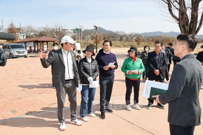 [크기변환]제285회 임시회시 문화환경위원회 동락파크골프장 현장방문활동-현황청취.JPG
