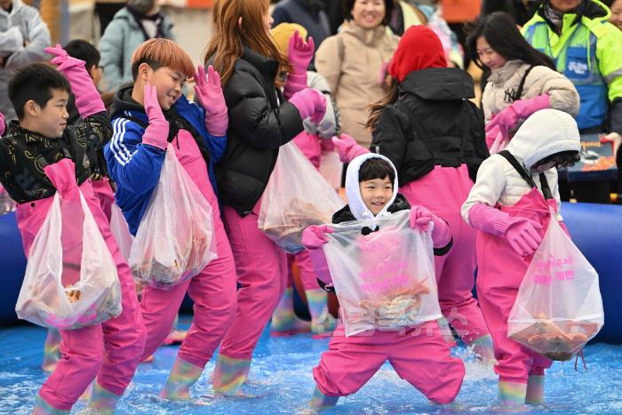 [크기변환]1-2_제28회 영덕대게축제, 나흘간 10만 인파 뜨거운 열기.jpg