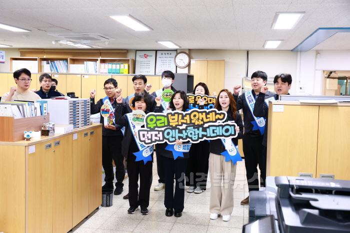 [크기변환]울진군, 소통과 공감의‘섬김행정’실천 우리부서 왔네 먼저 인사합시데이4_(2).jpg