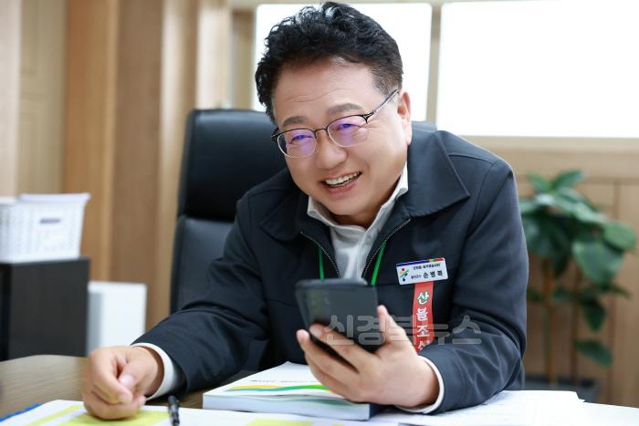 [크기변환]울진군  소통과 공감의‘섬김행정’실천 문자민원 응대1_(2).jpg
