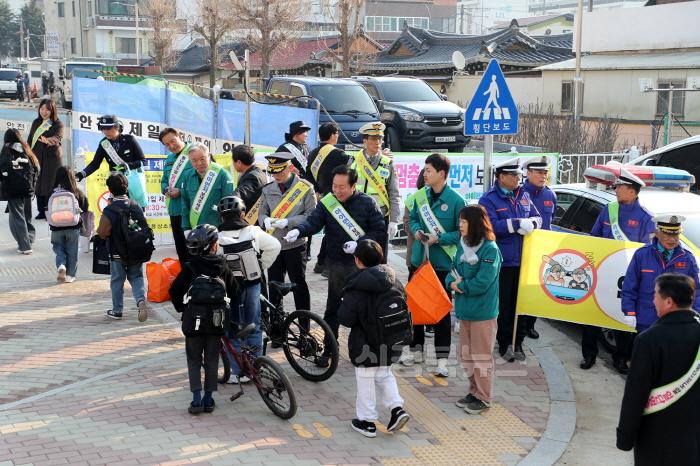 [크기변환]0319 안동시  “아이 먼저” 어린이 안전 캠페인 실시 (2).jpg