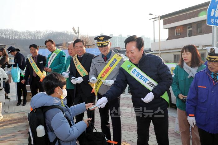 [크기변환]0319 안동시  “아이 먼저” 어린이 안전 캠페인 실시 (1).jpg