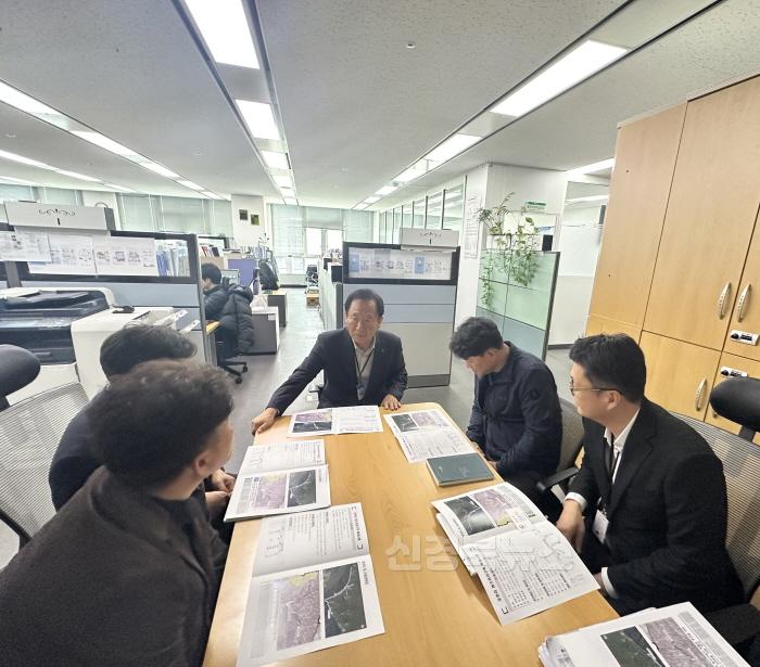 [크기변환]박현국 봉화군수가 24일 환경부를 방문해 주민편익 증진 및 생활환경개선 사업 등의 국비 지원을 건의하고 있다(1).jpg