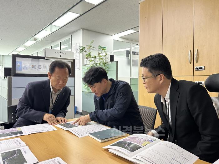 [크기변환]박현국 봉화군수가 24일 환경부를 방문해 주민편익 증진 및 생활환경개선 사업 등의 국비 지원을 건의하고 있다(2).JPG