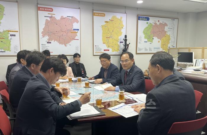 [크기변환]영주-1-1 영주시는 지난 24일 임종득 국회의원실을 방문해 지역 현안사업 및 국비지원이 필요한 사업에 대해 협의를 진행했다.jpg