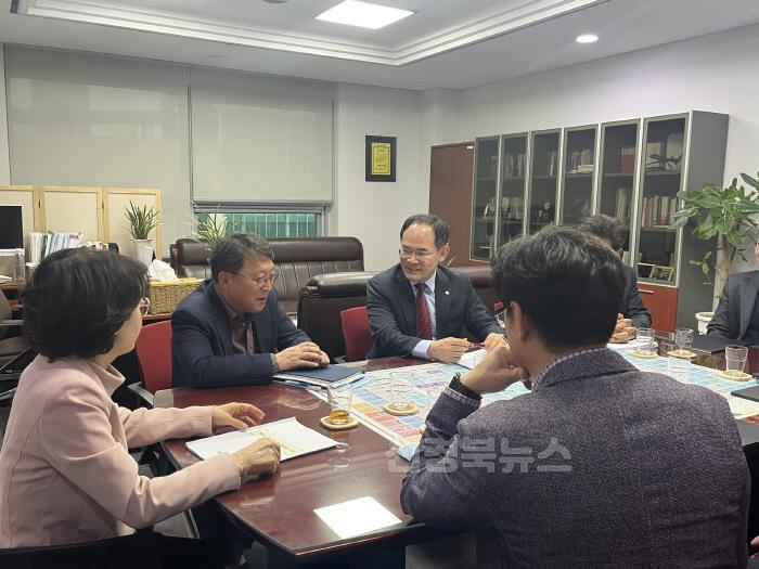 [크기변환]영주-1-2 박정락 도시건설국장이 임종득 국회의원께 주요현안사업 설명과 예산반영을 요청하고 있다.jpg