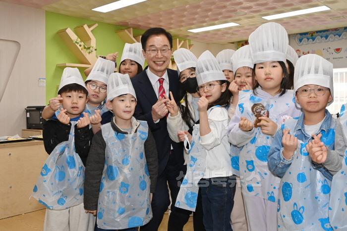 [크기변환]1.경북교육청, 교육복지종합계획 추진으로 빈틈없는 복지 구현에 힘쓴다(늘봄학교를 방문한 임종식 교육감)_02.jpg