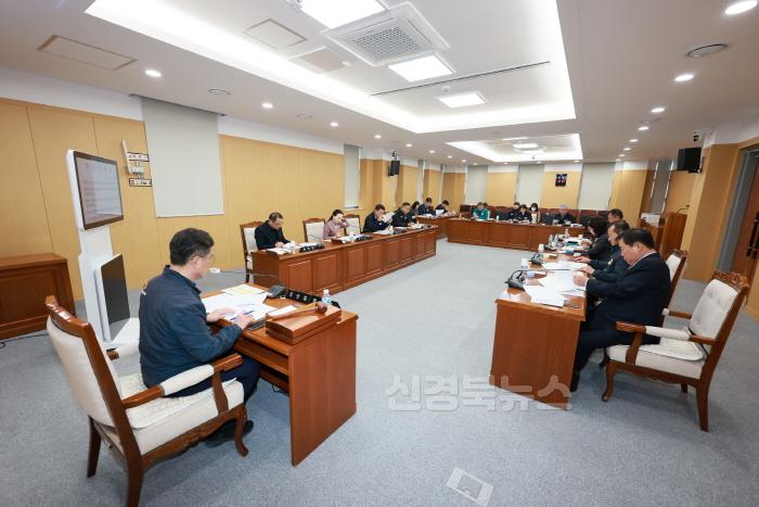 [크기변환]250325보도자료(청송군의회 2025년 제2차 의원간담회 개최) (3).JPG