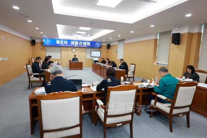 [크기변환]250325보도자료(청송군의회 2025년 제2차 의원간담회 개최) (2).JPG