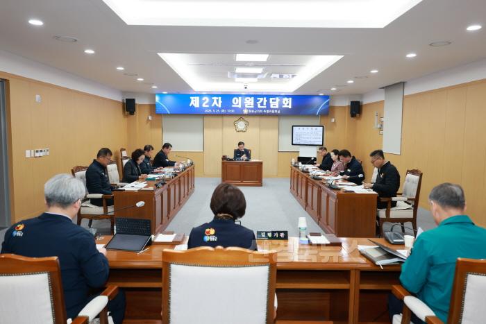 [크기변환]250325보도자료(청송군의회 2025년 제2차 의원간담회 개최) (1).JPG