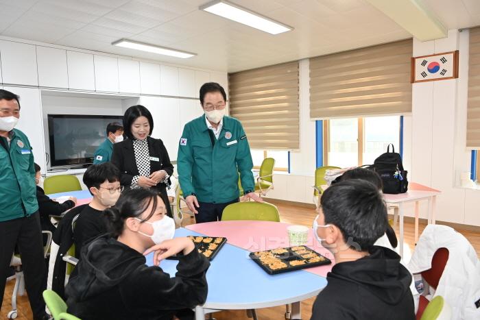[크기변환](추가)1.경북교육청, 의성 산불 확산에 따른 ‘산불 대응 비상대책반’ 가동(임종식 경북교육감, 안동 길안초등학교 방문해 산불 대응 점검)_02.jpg