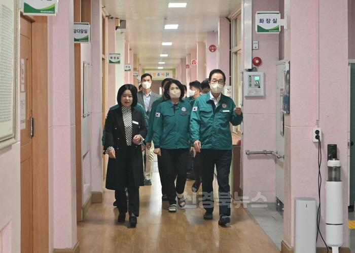[크기변환](추가)1.경북교육청, 의성 산불 확산에 따른 ‘산불 대응 비상대책반’ 가동(임종식 경북교육감, 안동 길안초등학교 방문해 산불 대응 점검)_03.jpg