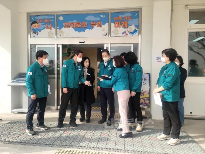[크기변환](추가)1.경북교육청, 의성 산불 확산에 따른 ‘산불 대응 비상대책반’ 가동(임종식 경북교육감, 안동 길안초등학교 방문해 산불 대응 점검)_01.jpg