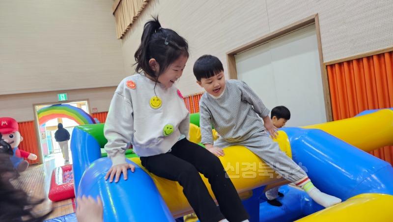 운곡초병설유 놀면서 배우는 유초이음 에어바운스 안전교육활동 사진3.jpg