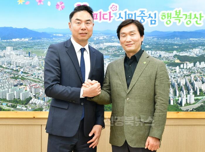 [크기변환]조현일 경산시장-정지영 현대백화점 사장 환담1.JPG