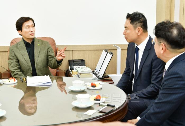 [크기변환]조현일 경산시장-정지영 현대백화점 사장 환담3.jpg