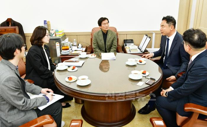 [크기변환]조현일 경산시장-정지영 현대백화점 사장 환담2.jpg