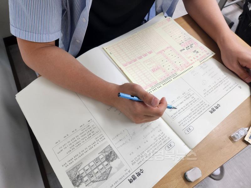 2.경북교육청, ‘3월 전국연합학력평가’안정적 시행을 위한 신속한 조치(산불로 인한 18개 고등학교 3,604명 추후 학교 자체 실시)(3월 전국연합학력평가_경산고등학교 학생들)_02.jpg