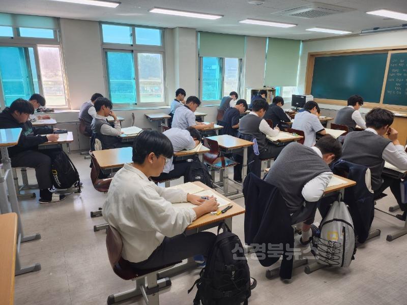 2.경북교육청, ‘3월 전국연합학력평가’안정적 시행을 위한 신속한 조치(산불로 인한 18개 고등학교 3,604명 추후 학교 자체 실시)(3월 전국연합학력평가_경산고등학교 학생들)_01.jpg
