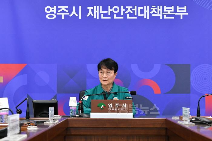 [크기변환]영주-1-1 영주시는 지난 26일 인근 산불 확산에 따라 이재훈 영주시장 권한대행을 주재로 긴급대책회의를 열었다(이재훈 권한대행 발언모~.jpg