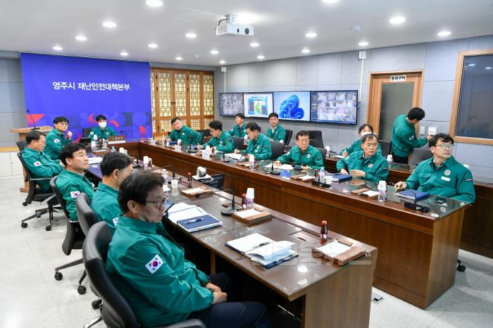 [크기변환]영주-1-3 영주시는 지난 26일 인근 산불 확산에 따라 이재훈 영주시장 권한대행을 주재로 긴급대책회의를 열었다.jpg