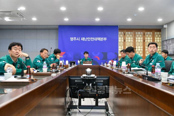 [크기변환]영주-1-2 영주시는 지난 26일 인근 산불 확산에 따라 이재훈 영주시장 권한대행을 주재로 긴급대책회의를 열었다.jpg