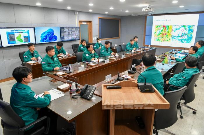 [크기변환]영주-1-4 영주시는 지난 26일 인근 산불 확산에 따라 이재훈 영주시장 권한대행을 주재로 긴급대책회의를 열었다.jpg