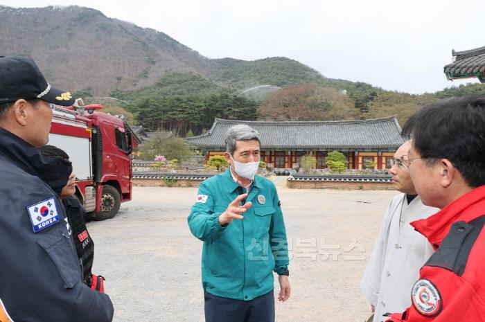 [크기변환]250327 이강덕 시장, 산림 인접 지역 현장 방문 “긴장 늦추지 말 것” 당부2.jpg