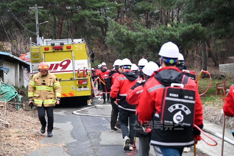 27일 오전 잔불 정리를 위해 현장으로 이동 중인 달성군 공무원.JPG