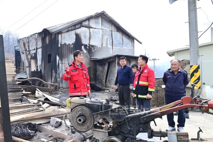 [크기변환]250328보도자료(청송군, 28일 산불 진화 89% 완료 잔불정리 및 피해 복구 총력) (2).jpg