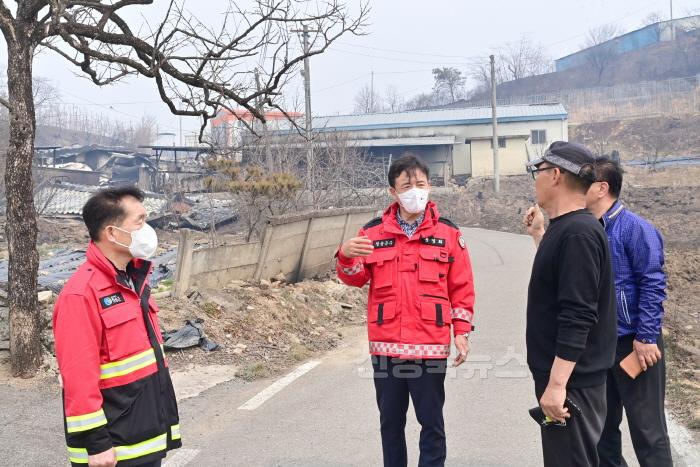 [크기변환]250328보도자료(청송군, 28일 산불 진화 89% 완료 잔불정리 및 피해 복구 총력) (3).jpg