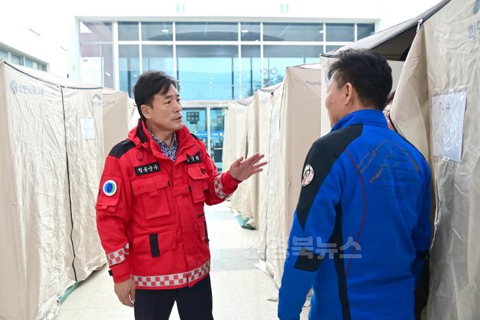 [크기변환]250328보도자료(청송군, 28일 산불 진화 89% 완료 잔불정리 및 피해 복구 총력) (4).jpg