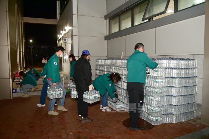 [크기변환]250328보도자료(청송군, 28일 산불 진화 89% 완료 잔불정리 및 피해 복구 총력) (7).jpg