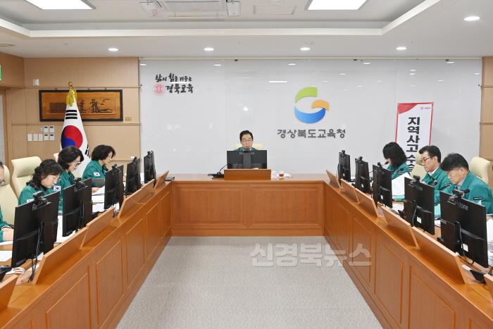 [크기변환]1.경북교육청, 산불 피해 지역 신속 복구 종합 대책 발표(3월 31일부터 4월 13일까지. 2주간 ‘산불 피해 지역 신속 복구 기간’ 운영)(종합대책을 발표하고 있는 임종식 교육감)_01.jpg